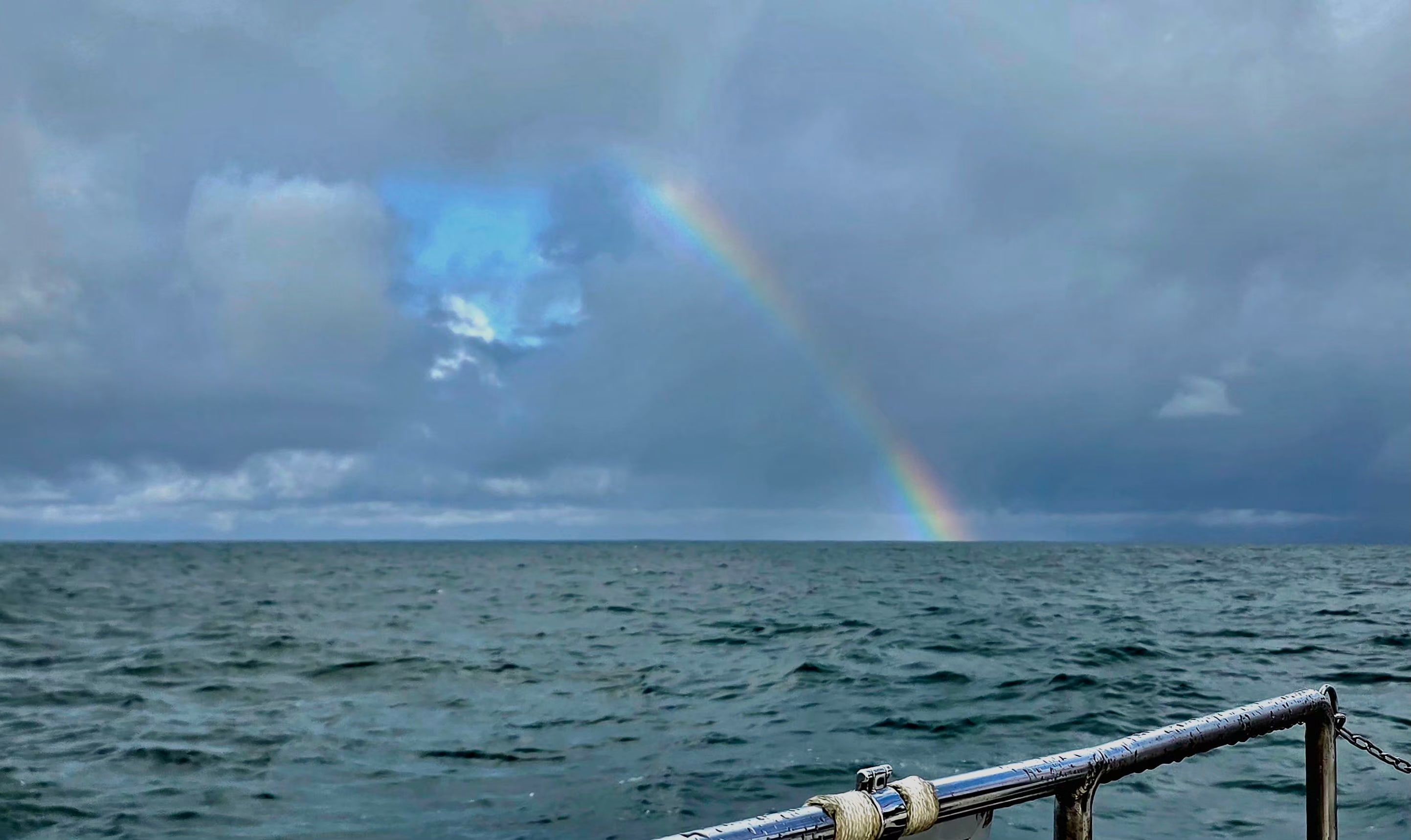 Schauer mit Regenbogen